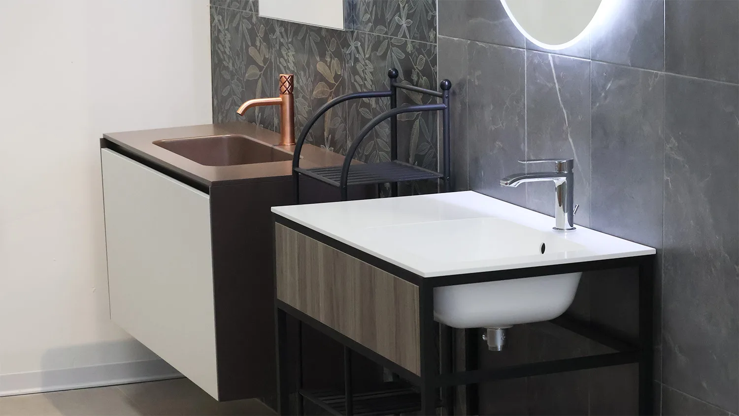 Composizione bagno sospesa su misura per ambiente moderno